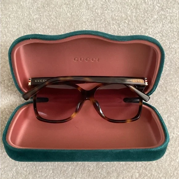 Gucci Oversized Tortoise Sunglasses display picture 1